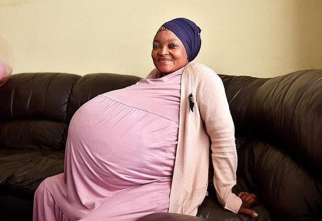 ​南非37岁妇女自然怀孕产下10胞胎，此前还育有一对双胞胎！