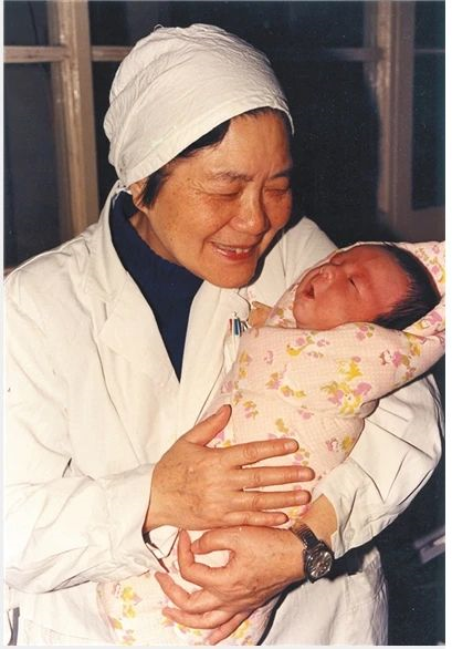 中国首例“试管婴儿”的儿子，已经一周岁啦！