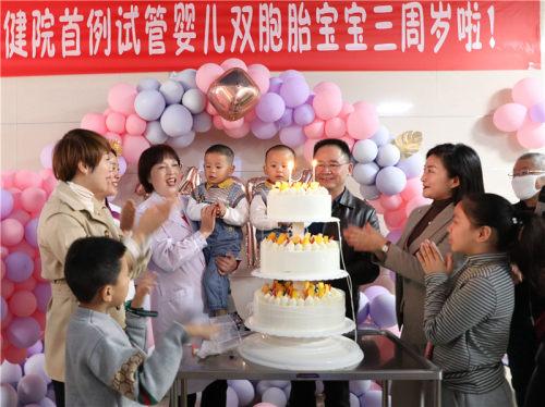 试管婴儿双胞胎女宝宝(为什么做试管婴儿都是双胞胎)