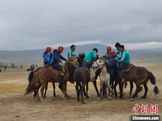 新疆阿勒泰举办刁羊大赛 骑手尽展马上绝技