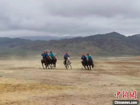 新疆阿勒泰举办刁羊大赛 骑手尽展马上绝技