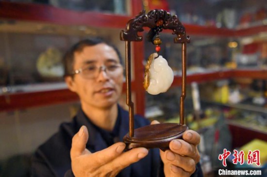 变瑕为瑜 河北廊坊玉雕手艺人巧作“俏色玉器”