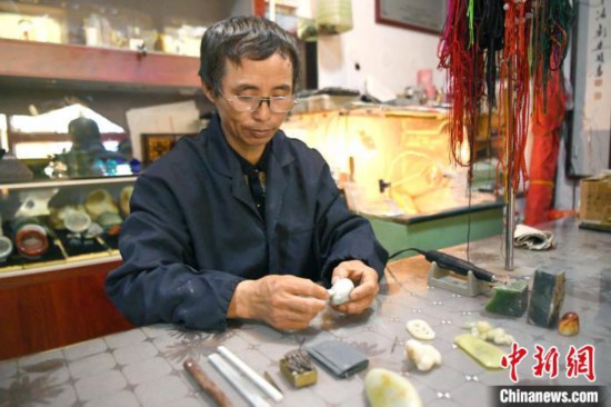 变瑕为瑜 河北廊坊玉雕手艺人巧作“俏色玉器”