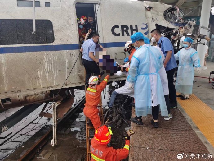 D2809次旅客列车在贵州榕江站撞上泥石流脱线