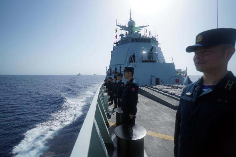 中国海军第40、41批护航编队在亚丁湾海域分航