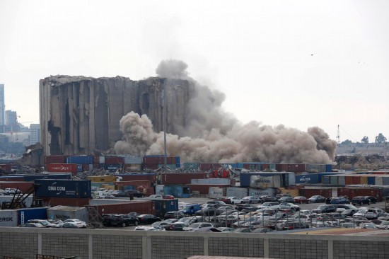 大爆炸两年后贝鲁特港口粮仓大面积垮塌