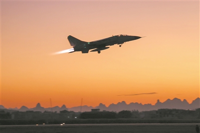 南部战区空军航空兵某旅开展跨昼夜飞行训练