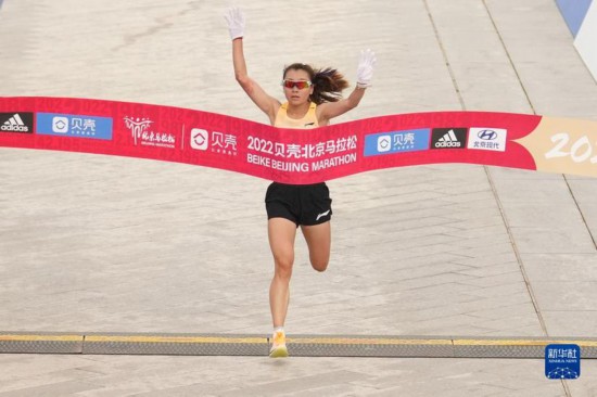 2022北京马拉松举行 男、女冠军均刷新个人最好成绩