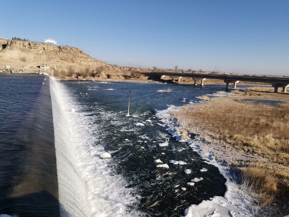 永定河全线通水与河道结冰实现衔接 冰雪一线景象再现