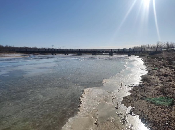 永定河全线通水与河道结冰实现衔接 冰雪一线景象再现