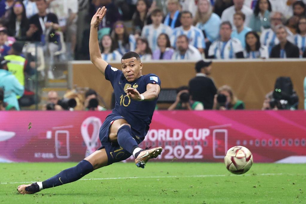 卡塔尔世界杯 | 阿根廷“点胜”法国三夺世界杯 梅西终捧大力神杯