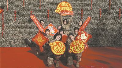 新疆军区某边防团组织文艺轻骑队慰问演出