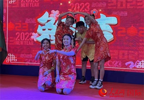 里约侨领新春同唱“我的中国心”
