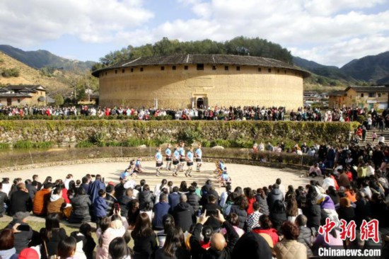 世遗福建土楼华安景区：油菜花开迎客来