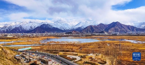 高原飞春雪山川入画来