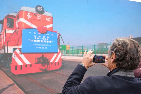全球连线 | “义新欧”中欧班列：横跨万里搭建中西经贸友谊之桥