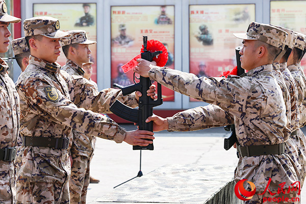 武警贵州总队机动支队举行新兵授装仪式