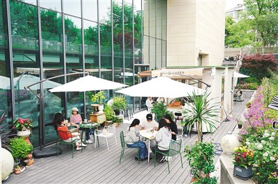 浙江安吉:市民在风景里阅读