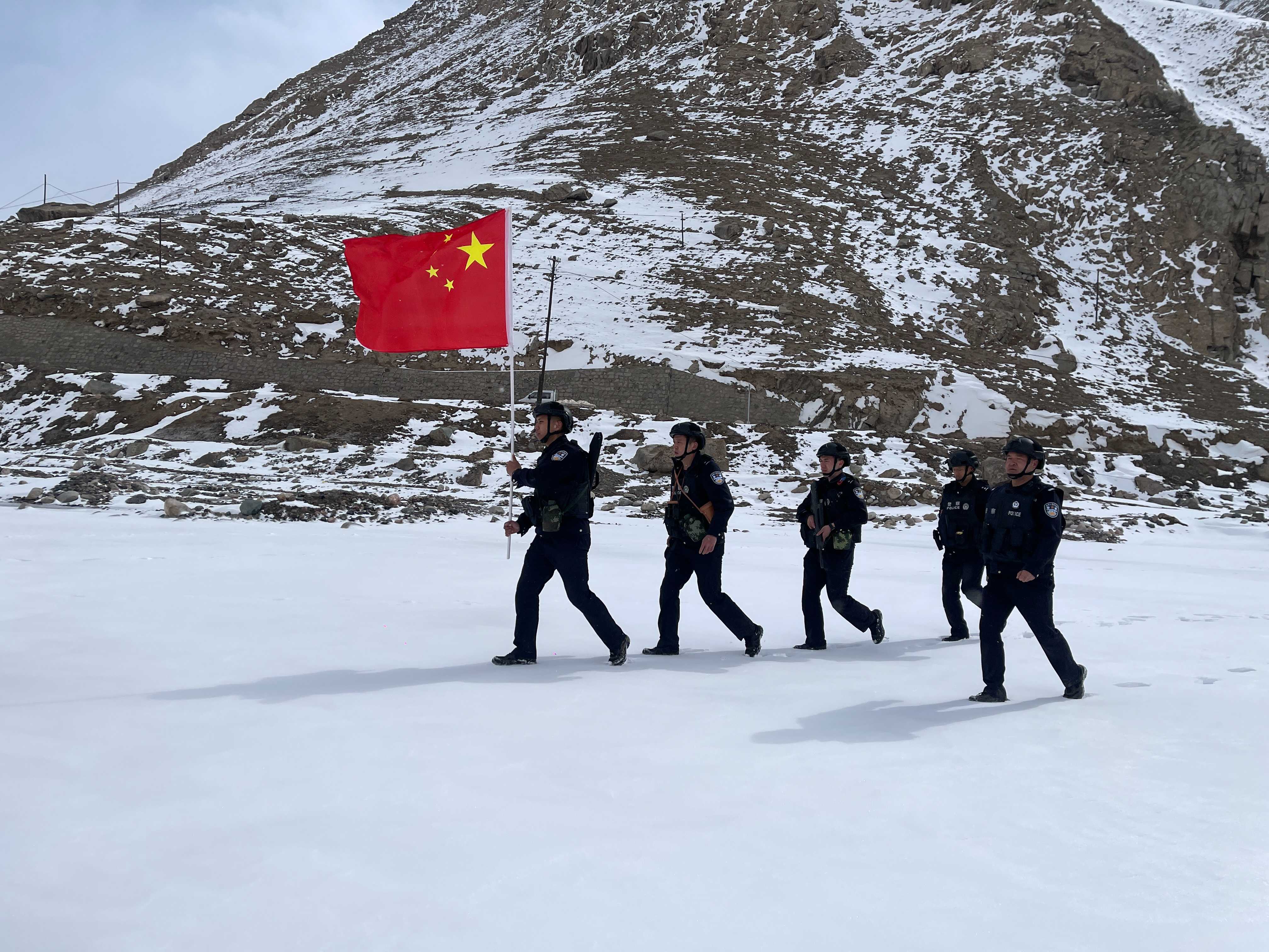 寻找最美国门名片｜驻守“天路”移民管理警察踏雪巡逻