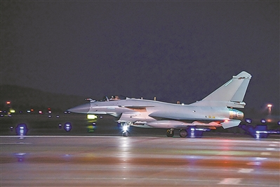 空军航空兵某旅开展跨昼夜飞行训练