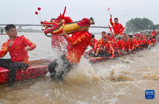 龙舟竞渡