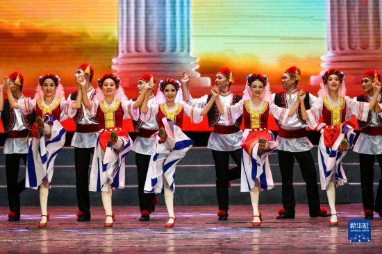 哈萨克斯坦剧目《富饶的家乡》在乌鲁木齐上演