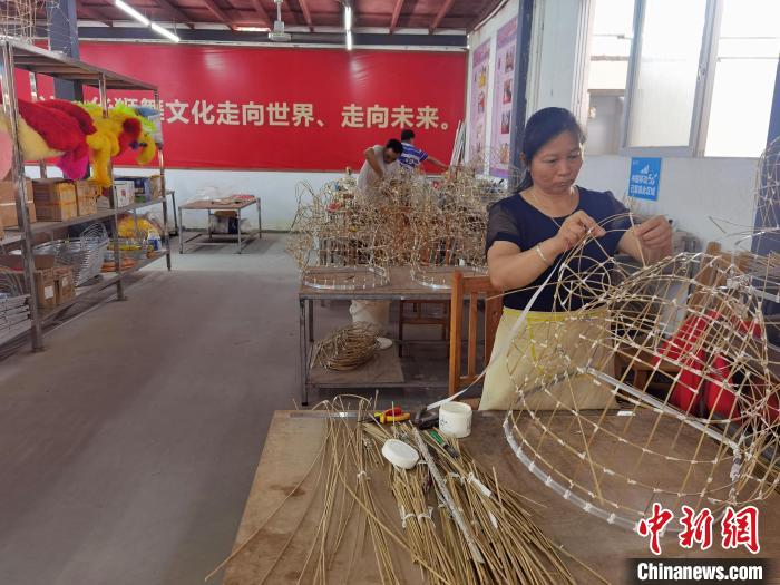 广西藤县工人一笔一画勾绘狮头 精工细作传承非遗
