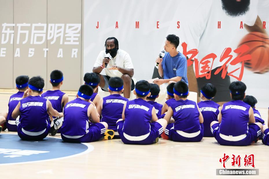 NBA球员詹姆斯・哈登在上海和小球员“切磋球技”