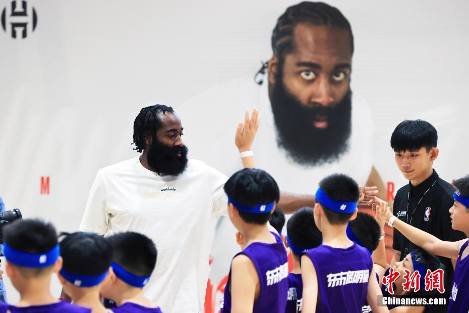 NBA球员詹姆斯・哈登在上海和小球员“切磋球技”