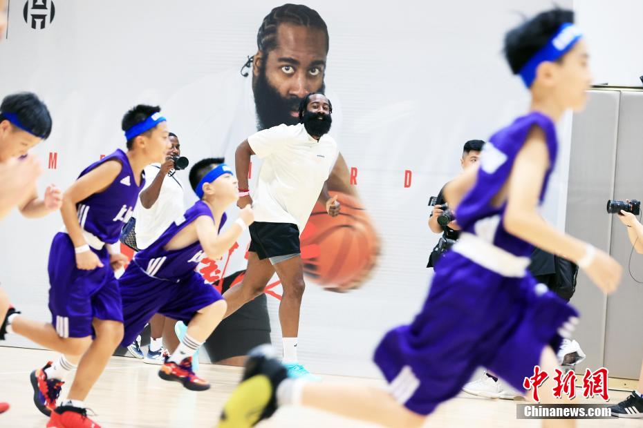 NBA球员詹姆斯・哈登在上海和小球员“切磋球技”