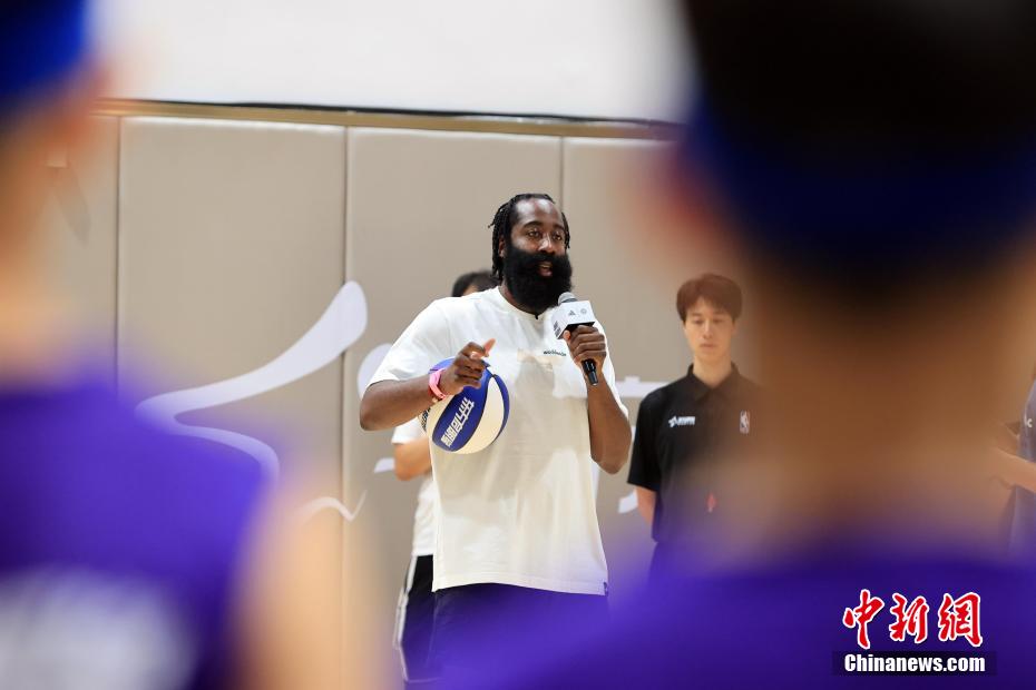 NBA球员詹姆斯・哈登在上海和小球员“切磋球技”