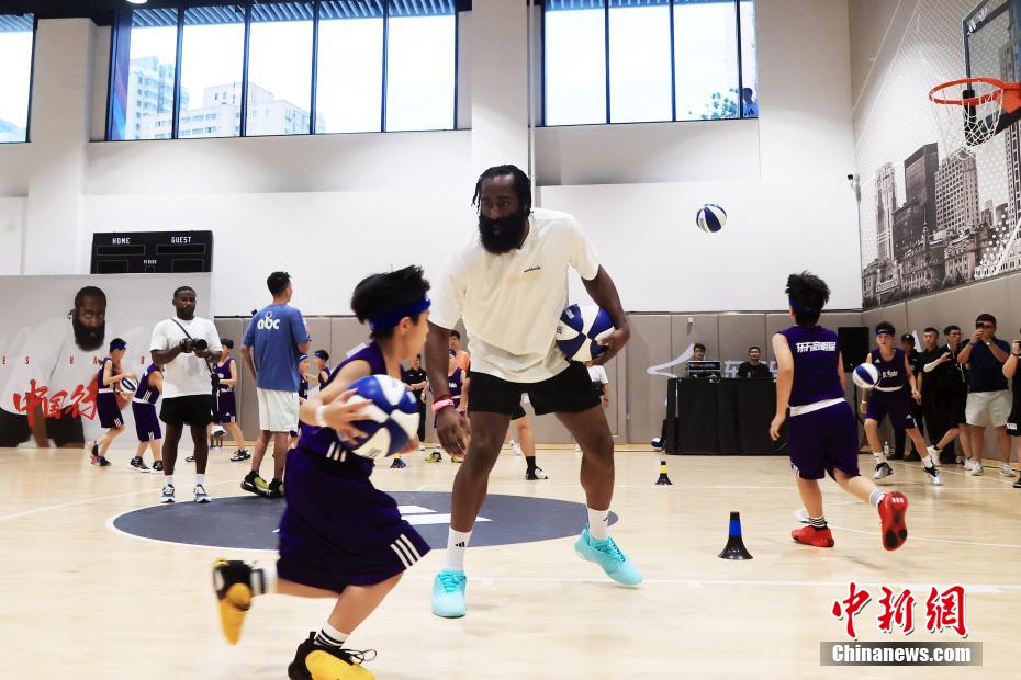 NBA球员詹姆斯・哈登在上海和小球员“切磋球技”