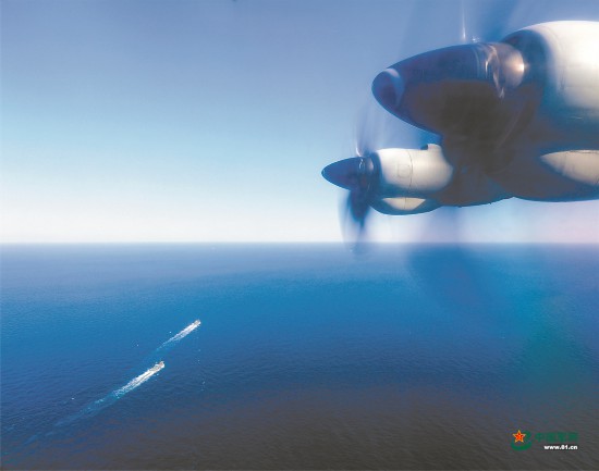 海军航空兵某团舰机协同反潜训练