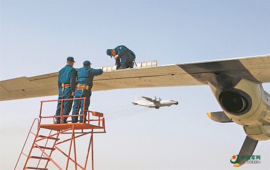 海军航空兵某团舰机协同反潜训练