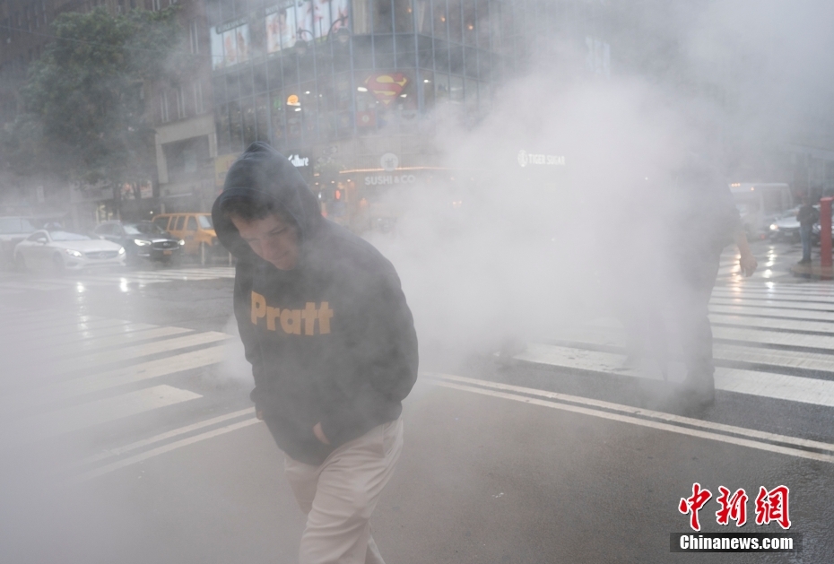 纽约曼哈顿街头现“白雾缭绕”景象