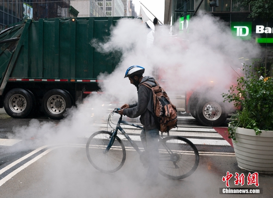 纽约曼哈顿街头现“白雾缭绕”景象