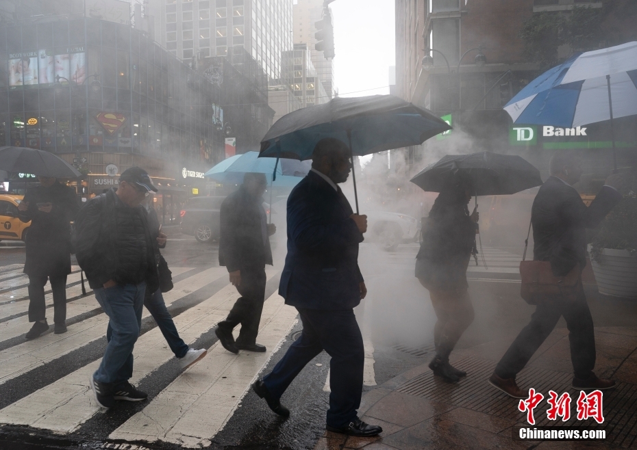 纽约曼哈顿街头现“白雾缭绕”景象