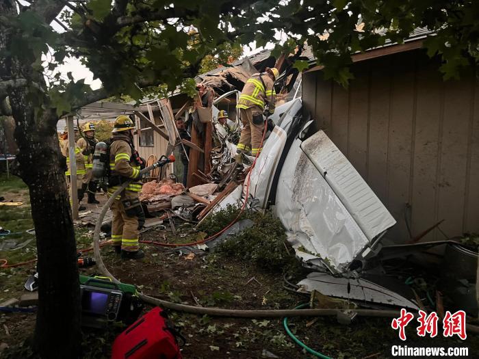 一架小型飞机在美国俄勒冈州坠毁 造成2死1重伤