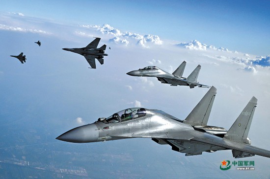 空军航空兵某部长航时飞行训练：云端砺剑啸长空