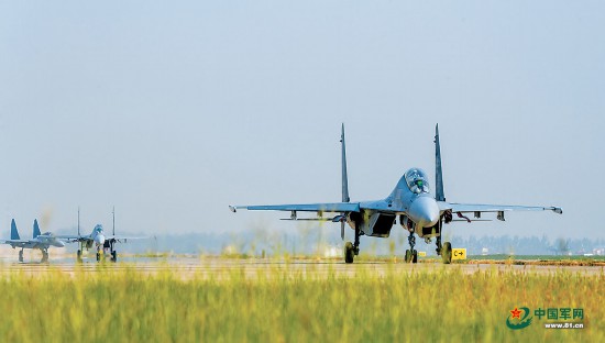 空军航空兵某部长航时飞行训练：云端砺剑啸长空