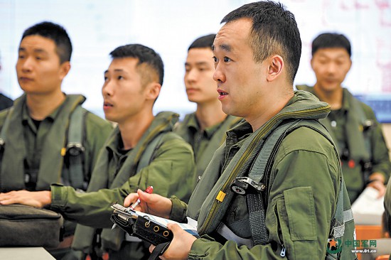 空军航空兵某部长航时飞行训练：云端砺剑啸长空