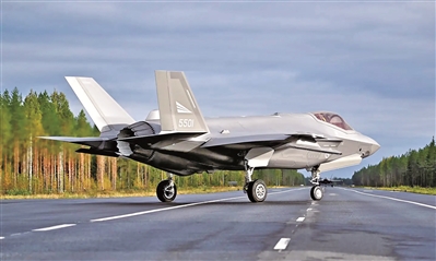 F-35A首次在高速公路起降