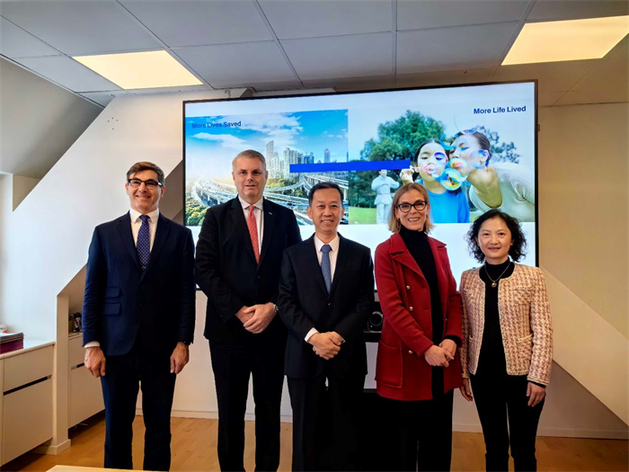 中国驻瑞典大使崔爱民访问奥托立夫公司