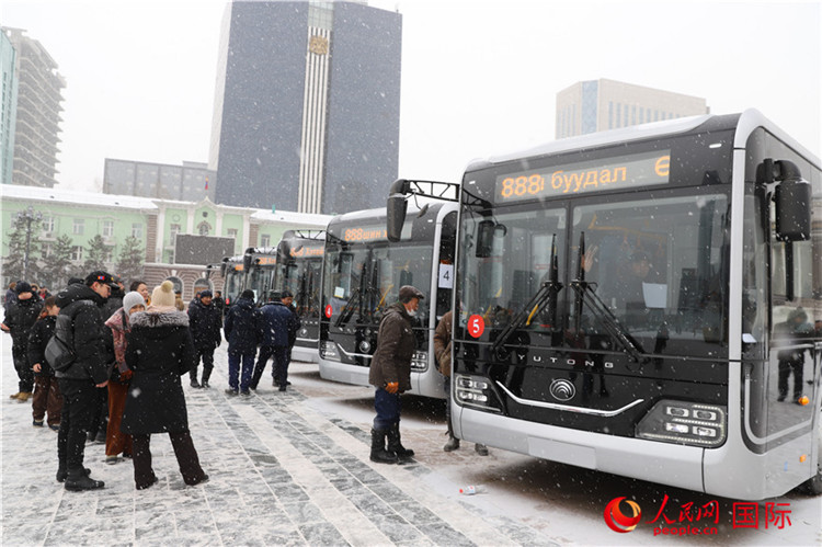 中国出口蒙古国首批35辆公交车在乌兰巴托展示