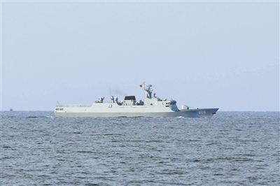 海军某支队战舰巡逻海疆