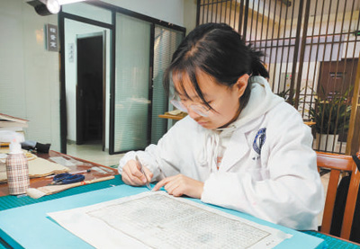 青春力量加入古籍修复