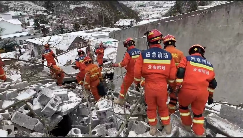 云南镇雄今晨突发山体滑坡，18户47人被埋