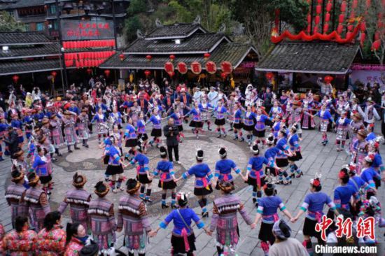 中外游客共同“打卡”千年侗寨魅力