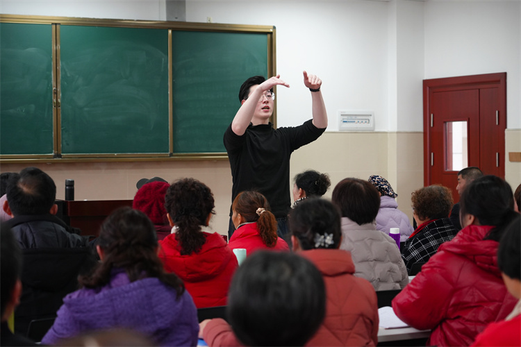 新春走基层 | 贺新春年味浓 “新老人”乐享新生活