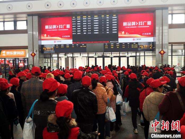广西开行“点对点”专车专列 约万名务工人员返岗